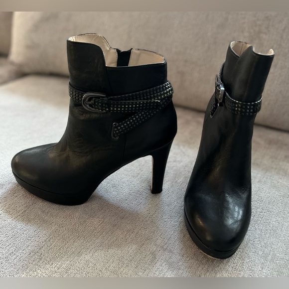 Ron White black leather ankle booties. Size 8. Excellent condition. Worn 2x - Picture 2 of 3
